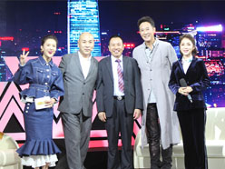 新望董事長(zhǎng)羅永輝與著名歌星劉尊老師、汪正正老師、郭津彤老師、主持人雅琪在北京電視臺(tái)錄制節(jié)目現(xiàn)場(chǎng)親切合影